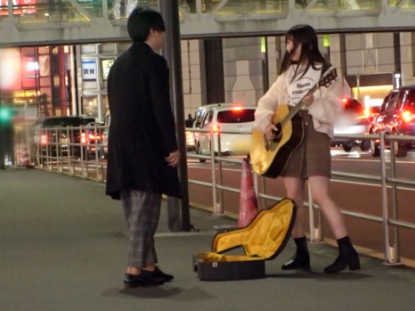 【100万の誘惑】『彼氏にバレたら…』路上ミュージシャンの投げ銭に釣られた彼氏持ちお姉さんが、現ナマ100万でホテルSEX！背面座位から立ちバックまで、お金で買った自由奔放なエロプレイが止まらない…♡ 素人お姉さんの金と快楽に溺れる姿がヤバい！