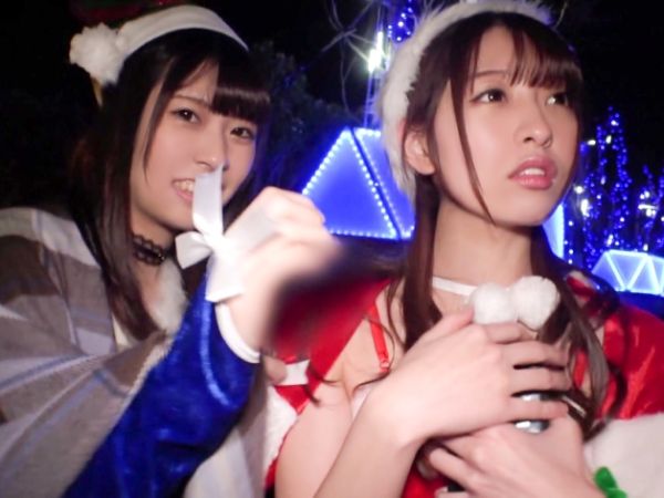 【サンタコス素人女子をナンパ！】クリスマスにノリでついてきた二人組を口説き落とす！お酒でほろ酔い気分なカラダにキスでエロスイッチON！手マンで敏感おマ○コを刺激しまくり、ビチョビチョに濡れておしっこ漏らしちゃうほど感じまくり！♡