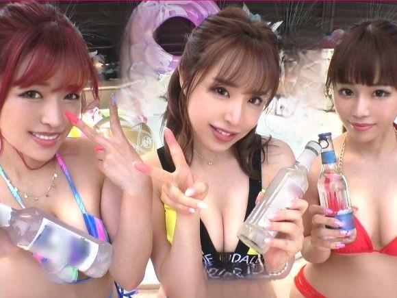 【爆乳素人トリオ】Gカップ超えの巨乳美女3人が野外で大胆露出！青空の下でおマンコ丸出し、青姦で乱れまくり！その後、各部屋で濃厚エロセッション♡ヤリたい放題のハメ倒しパーティー！