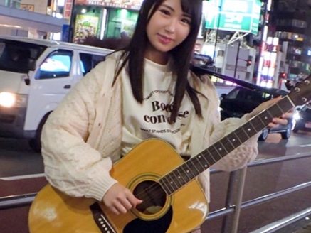 【美尻素人ナンパ】ミュージシャン志望のウブな娘をゲット！白濁ザーメン顔射で大興奮！！セクシーな美尻を揺らして、エッチな体験に夢中になっちゃう♡