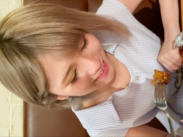 【金髪ギャルの危険な遊び】『おじさん、もっと激しくして…』貧乳ちっぱいの華奢ボディがおじさんの鬼ピストンに喘ぐ！禁断のハメ撮りSEXで膣奥を激しく突かれまくる♡