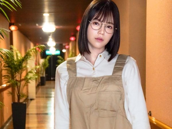 【地味メガネ女子の秘密の恋】『ダメな人なのに…』ラブホ清掃員の陰キャ女子がニート男と禁断のイチャラブ関係に！最初は肉体だけだったのに、次第に恋人気分でラブラブセックス♡メガネの奥のウブな表情がたまらない！