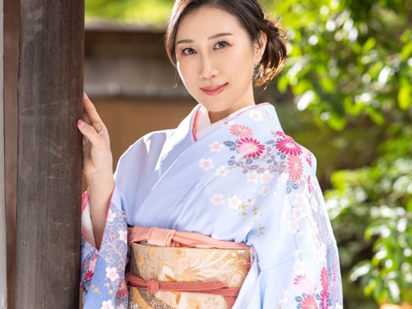 【着物美魔女の濃厚ご奉仕】極上美熟女が舌技でメロメロ♡ベロチューからチンポ責めまで徹底奉仕で男を骨抜きにするエロい夜!